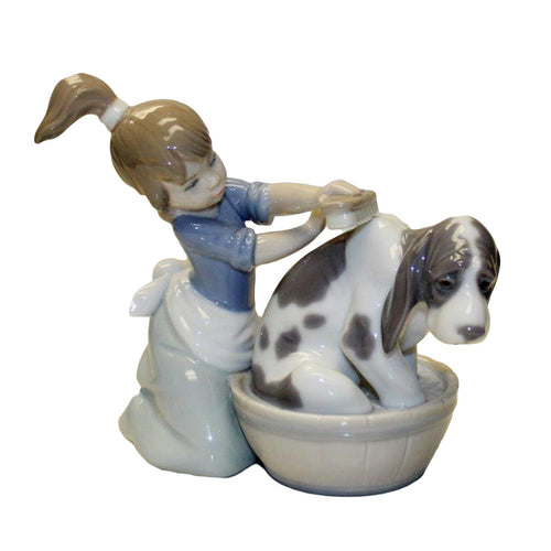Porzellanfigur Mädchen mit Hund beim Baden Glanzporzellan 12 cm