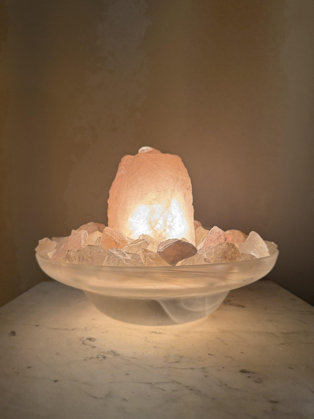 Zimmerbrunnen Rosenquarz mit Beleuchtung weisse Glasschale 25 cm - Bild 5
