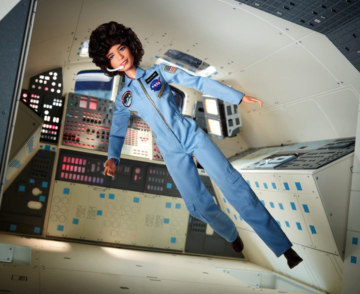 Sammlerpuppe Sally Ride Astronautin mit Raumanzug und Helm - Bild 4