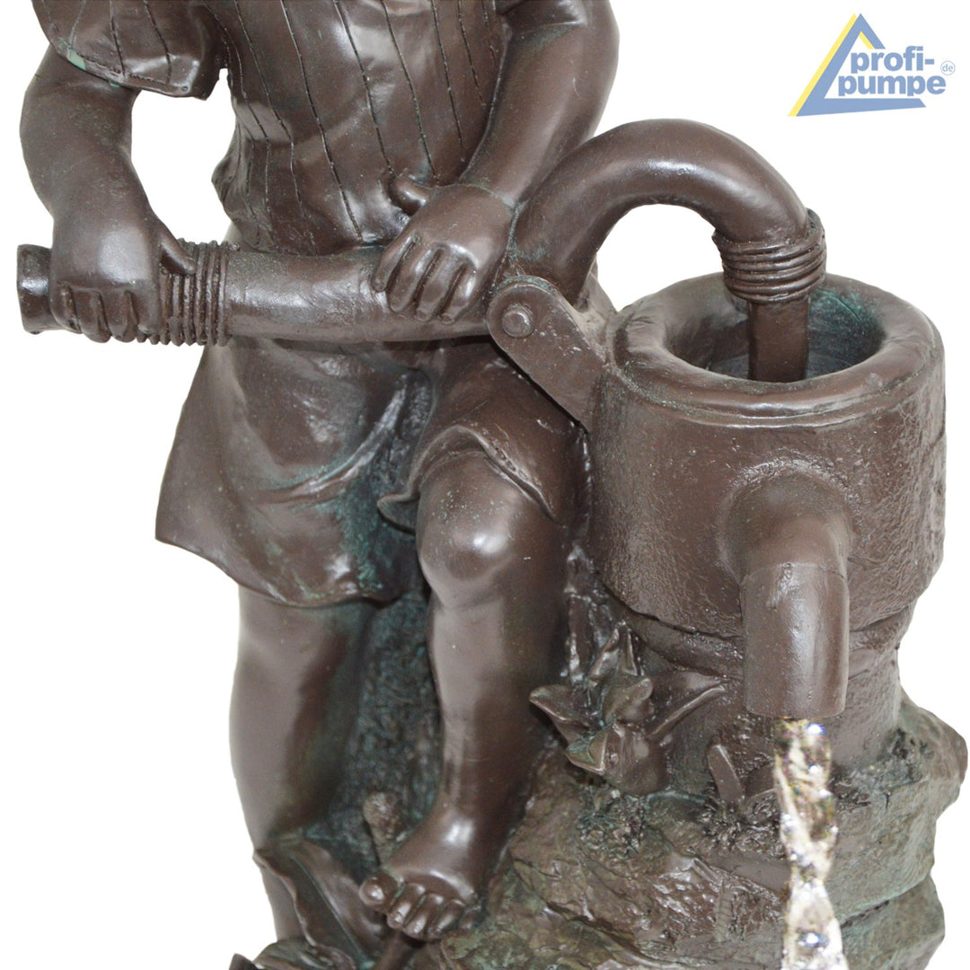 Solar-Teichpumpe Junge mit Schwengelpumpe Polyresin 53 cm Teich - Bild 5