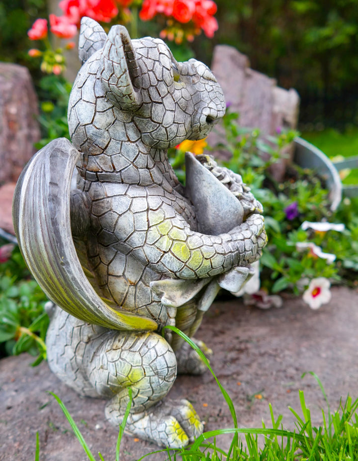 Gartenfigur Drache mit Blumenstrauss Polyresin Steinoptik 25 cm - Bild 6