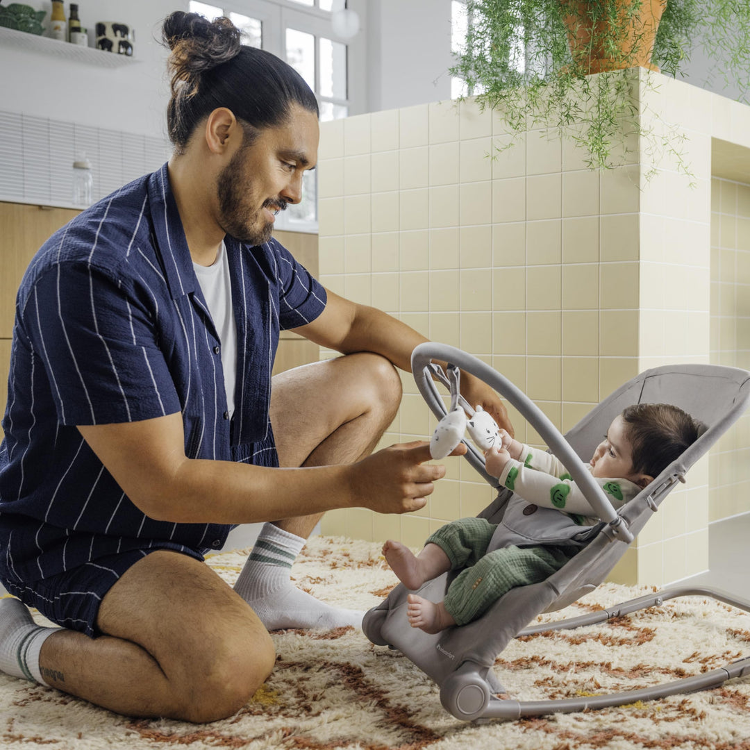 Babywippe klappbar 0–2 Jahre mit Spielbogen und 3-Punkt-Gurt - Bild 7