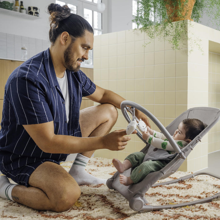 Babywippe klappbar 0–2 Jahre mit Spielbogen und 3-Punkt-Gurt - Bild 7