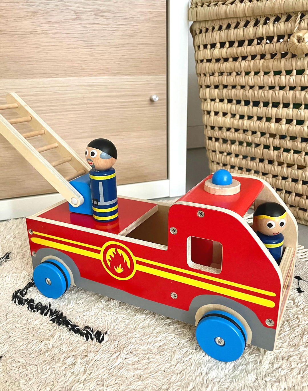 Feuerwehrauto Holz mit Leiter und 2 Spielfiguren ab 3 Jahre - Bild 8