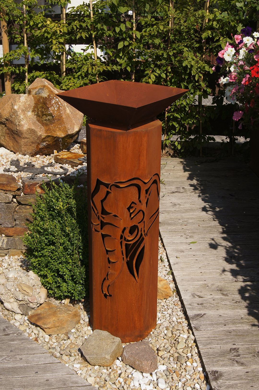 Gartenstele Edelrost 8-eckig mit Elefant-Motiv und Schale 116 cm